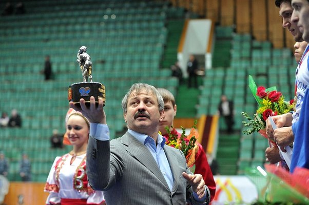 Vitse-prezident `selfie` çəkərkən çaya yıxıldı