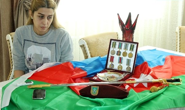 Süleyman Dəmirəlin qılınc bağışladığı