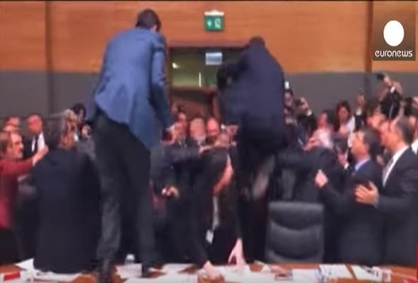 Erməni deputat Türkiyə parlamentində dava saldı