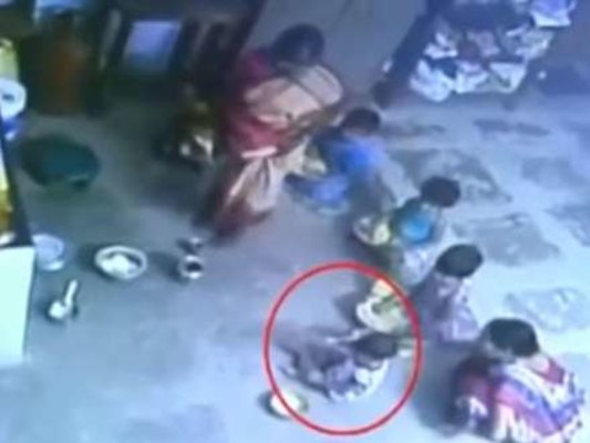 Dünya Hindistanda uşaqlara edilən bu vəhşilikdən danışır