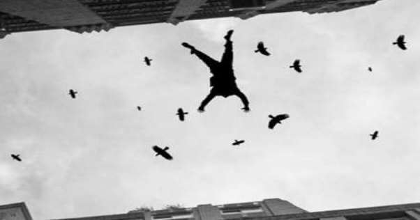 Selfi çəkdirmək istədi, 20-ci mərtəbədən yıxıldı