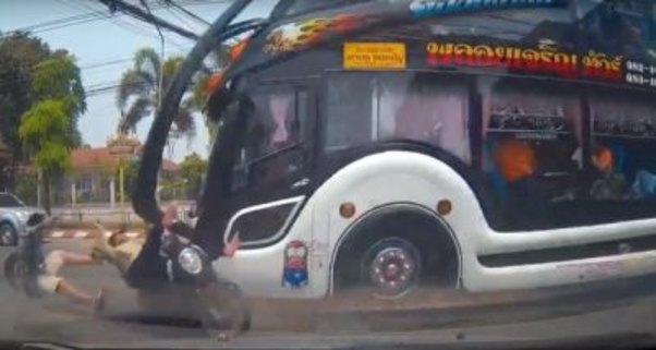Avtobusla motosikletçi toqquşdu -