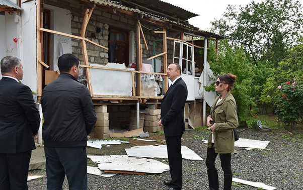 Prezidentin cəbhədə yaşayanlarla