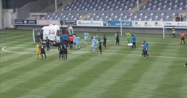 Azərbaycan Premyer Liqasının oyununda futbolçunun dili qatlanıb
