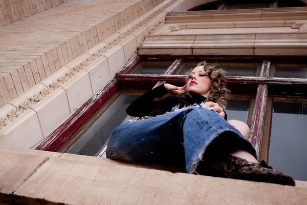 Bakıda 4-cü mərtəbədən yıxılan 16 yaşlı qız sağ qaldı