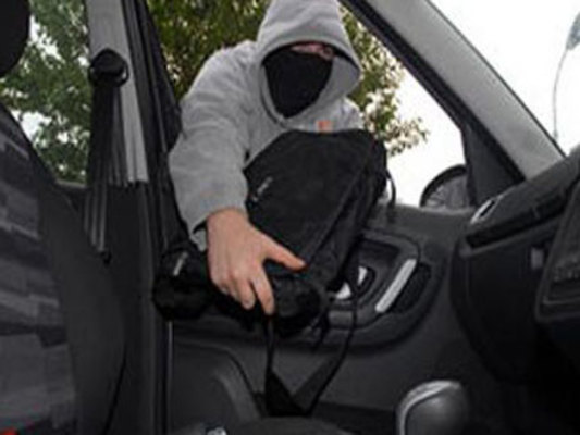 Bakıda avtomobildən 26 min manat oğurlanıb