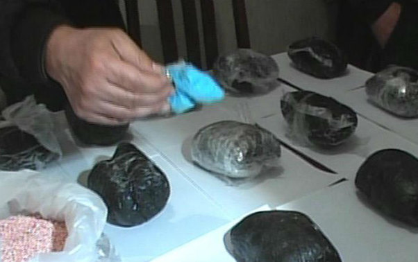 Qadından 1 kq tiryək çıxdı