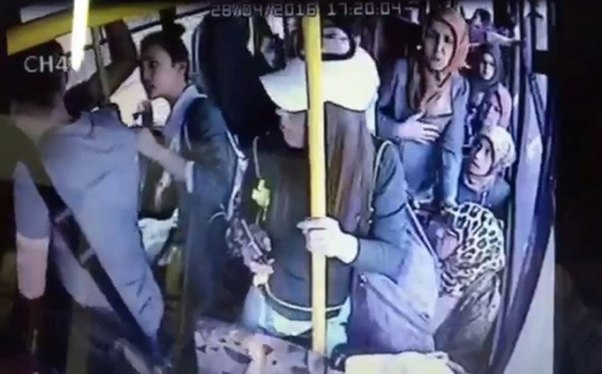 Qadınlar əxlaqsız hərəkətinə görə avtobusda kişini döydülər