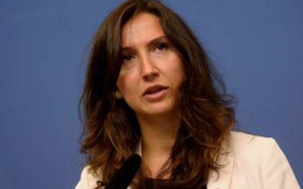 Müsəlman olan təhsil naziri iki qədəh şərab içdi