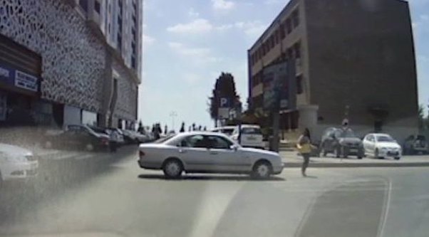 Bakıda avtomobil yolu keçən qızı belə vurdu
