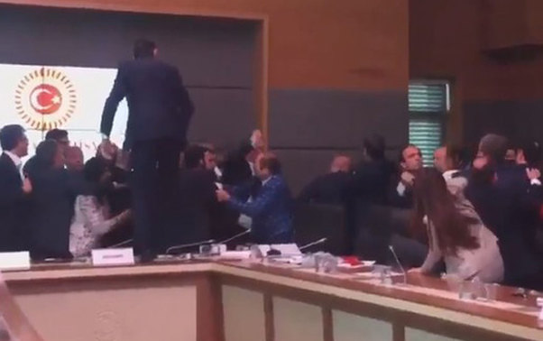 Deputatlar arasında dava