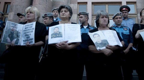 Sarkisyan pulla əsgər analarının ağzını yumur