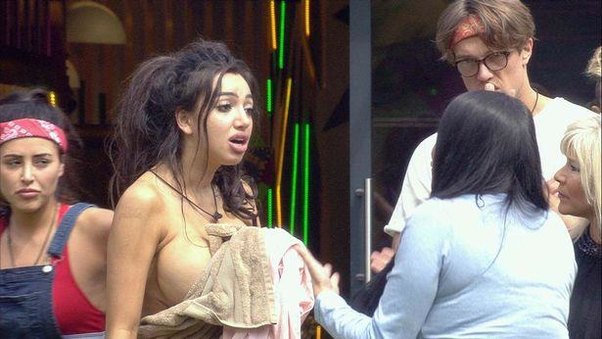 Canlı yayımda soyundu, efirdən uzaqlaşdırıldı