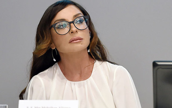 Birinci xanım ərəb nazirlə görüşdü