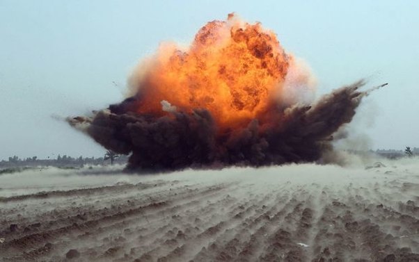 Cəbhəyanı bölgədə evlər və Şuşa polisinin binası