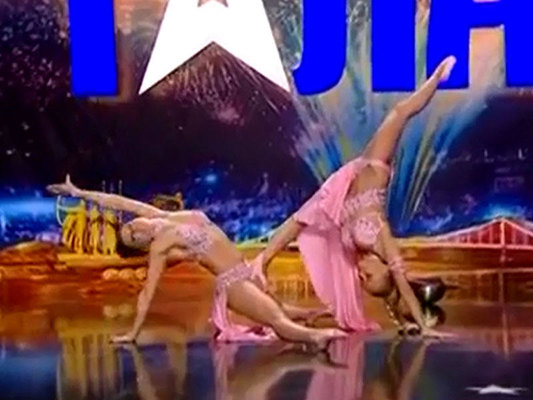 Qızların erotik şousu şok yaratdı