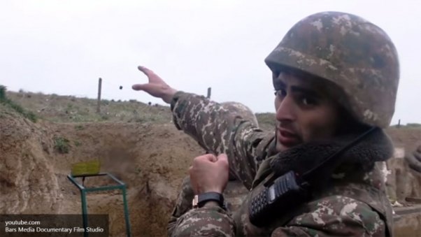 Erməni əsgərlər özlərinə yeni qəbirlər qazır