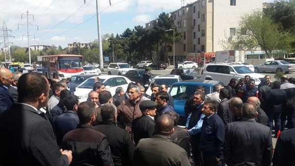 Bakıda bir qrup avtobus sürücüsü etiraz aksiyası keçirir