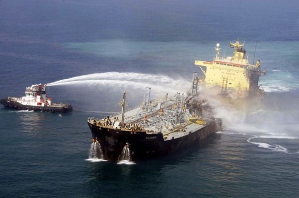 Xəzərdə yanan Rusiya gəmisindən 18 nəfər xilas edildi