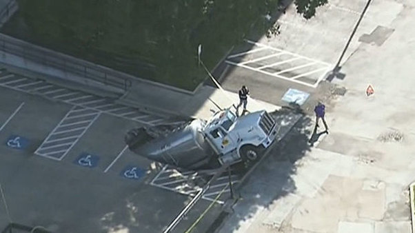 ABŞ-da yük maşını yerin altına batdı