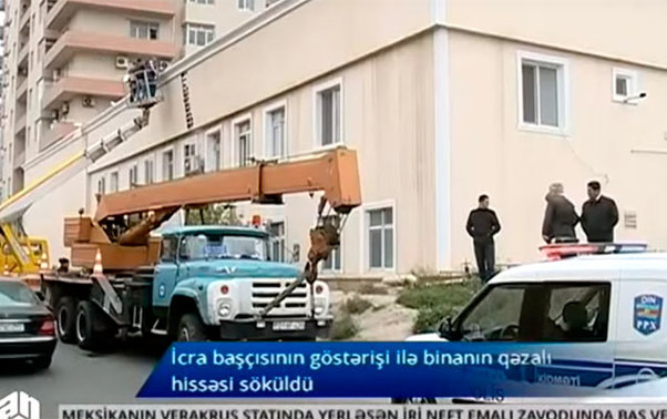 Bakıda güclü külək binanın dam örtüyünü uçurdu