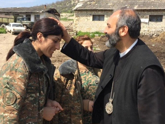 Erməni keşiş qızlarını cəbhəyə yola salır
