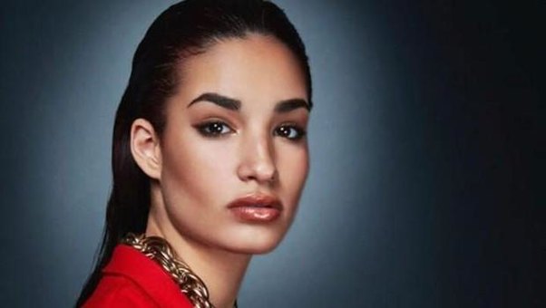 18 yaşlı model qatarın altında qalıb öldü