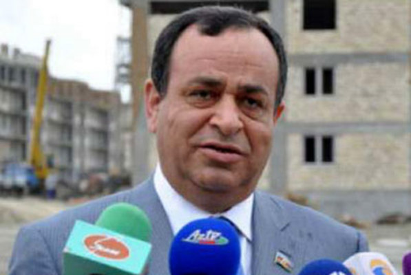 OĞLU QIZLARI GÜLLƏLƏYƏN