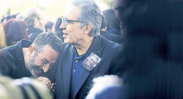 Cem Yılmaz dəfn mərasimində də güldü