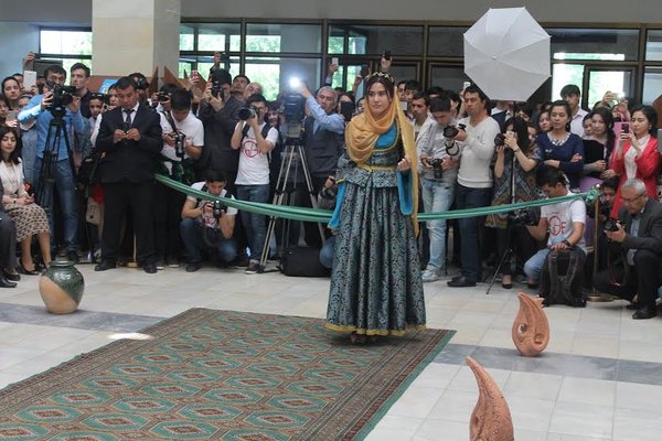 Azərbaycanın Qarabağ xanımlarının geyimləri nümayiş etdirilib