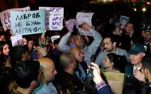 İrəvanda aksiya, Rusiya səfirliyi mühasirəyə alınır