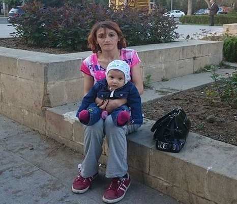 Bakıda ana iki körpə uşaqla küçələrdə yaşayır