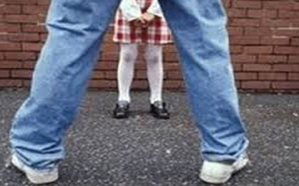 Məktəbli qızlara təcavüz edən müəllim