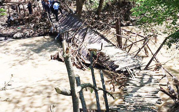 Sel Lerikdə körpüləri dağıdıb