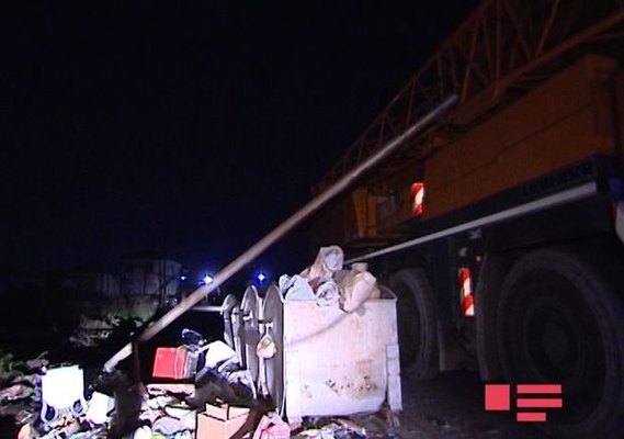 Bakıda kran elektrik dirəklərini aşırtdı