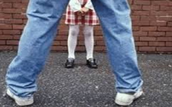 Bufetçi 10 məktəbli qıza təcavüz etdi