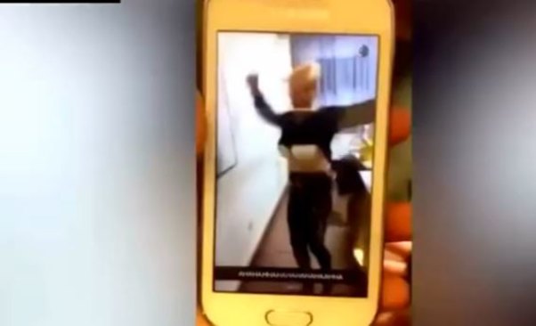 Müəllimə məktəbdə şagirdlərinə striptiz göstərdi