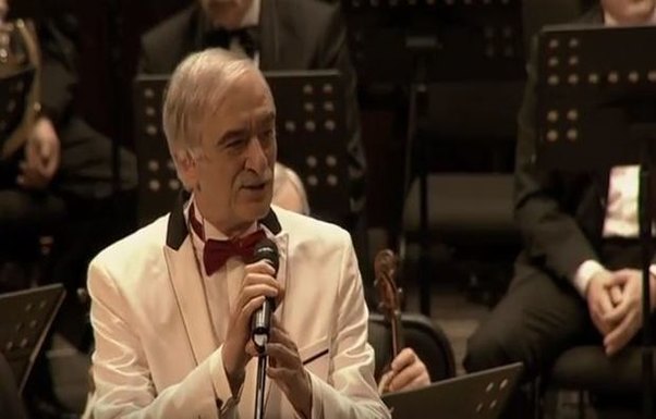 Polad Bülbüloğlu oğlu ilə bərabər səhnədə