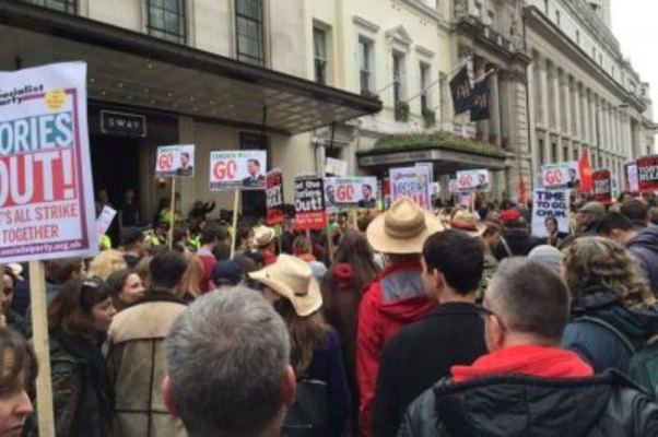 İstefasını tələb etdilər