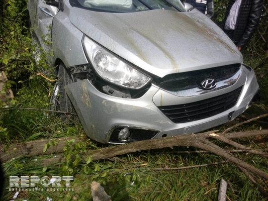 Qubada sürücü kafeyə maşınla girdi