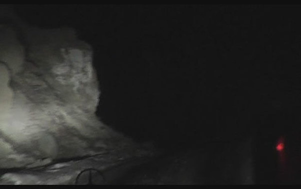 Qaya parçaları düşməsi nəticəsində Xınalığa gedən yol bağlanıb