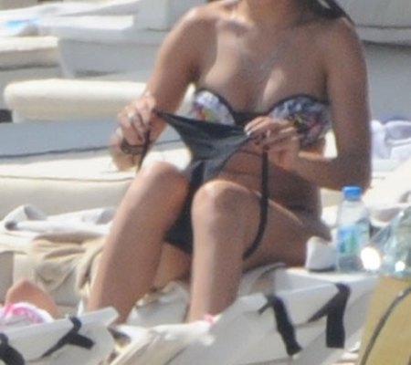 Məşhur aktrisa hamının qarşısında bikinisini dəyişdi