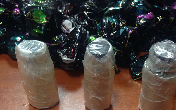 Konfetlərin içində civə keçirtmək istədi