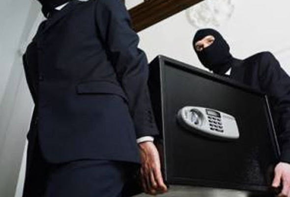 Bakıda evə basqın: İçərisində 10 min manatlıq qızıl olan seyf oğurlandı