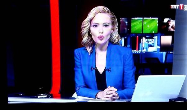 Çevriliş mətnini oxuyan TRT aparıcısı
