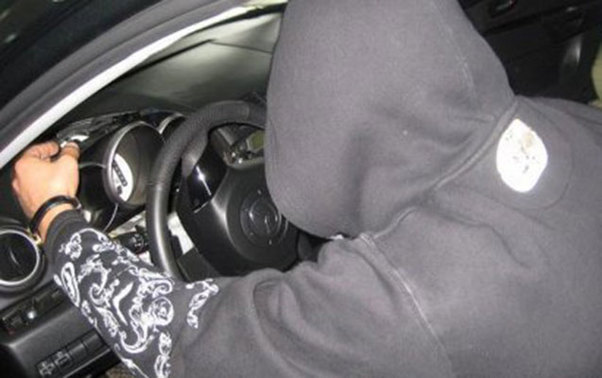 Maşını qaçırıb qəza törətdi