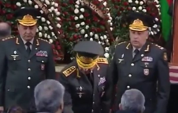 Zakir Həsənov şəhid anasının əlindən öpdü