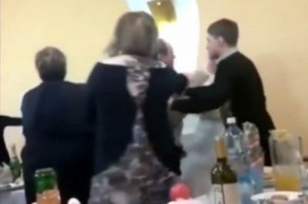 Toyda qaynata ilə gəlin əlbəyaxa dava etdi