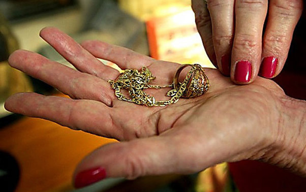 Nənə nəvəsindən şikayət etdi