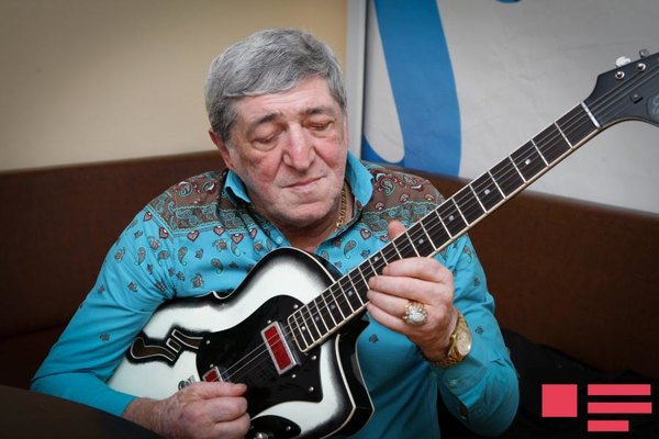 Rəmişin 1700 manatlıq gitarası